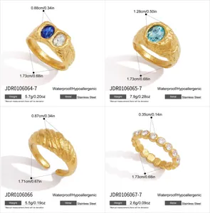 Anelli in acciaio inossidabile dorato multi-stile con zirconi e dimensioni esatte.