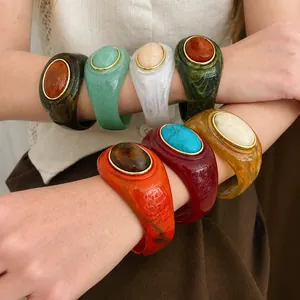 Elegante Retro-Armreifen aus Acryl mit ovaler Marmorierung in verschiedenen Farben für Damen