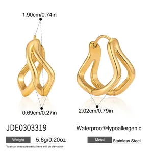 Vue détaillée de boucles d'oreilles créoles ondulées vintage en acier inoxydable