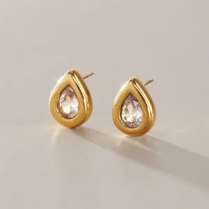 Detailansicht von eleganten goldenen Tropfen-Ohrsteckern mit funkelnden Zirkonia