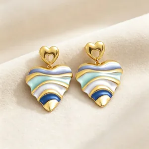 Detailansicht bunter Emaille-Herzohrringe mit Wellenmuster und Goldbeschichtung.