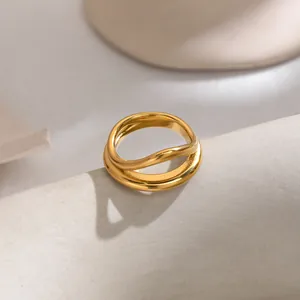 Detailaufnahme eines eleganten, 18K vergoldeten Edelstahlrings mit Wellendesign