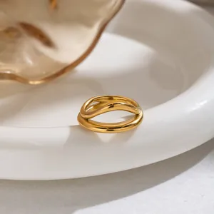 Nahaufnahme eines minimalistischen, mit 18K Gold beschichteten Edelstahl-Wellenrings