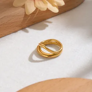 Detailansicht eines eleganten geometrischen Damenrings aus 18K vergoldetem Edelstahl