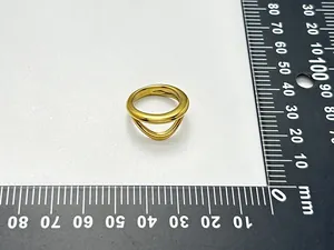 Nahaufnahme eines 18K vergoldeten Edelstahlrings in geometrischem Design mit Maßstab.