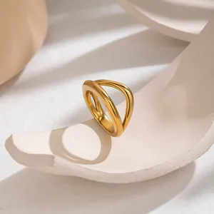 Nahaufnahme eines minimalistischen, 18 Karat vergoldeten Edelstahlrings mit Geometrie.