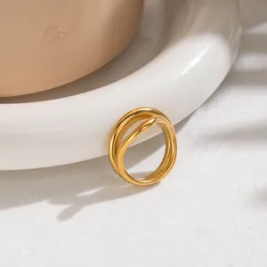 Detailansicht eines zweilagigen geometrischen Rings aus 18K vergoldetem Stahl.
