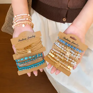 Ensemble de bracelets bohème avec breloques étoile de mer et papillon et perles colorées.
