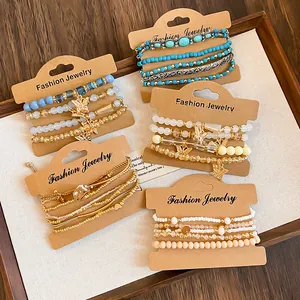Vue détaillée de parures de bracelets bohèmes à plusieurs rangs avec des papillons