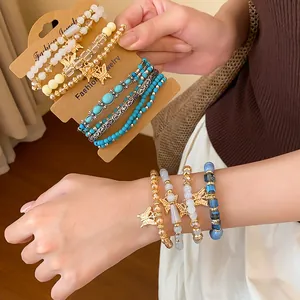 Vue détaillée d'un ensemble de bracelets bohèmes avec des breloques papillon dorées élégantes