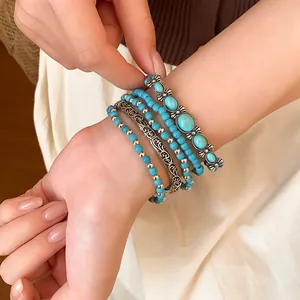 Vue détaillée d'un ensemble de cinq bracelets bohèmes en turquoise et métal argenté vintage