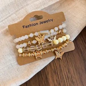 Gros plan d'un ensemble de bracelets bohèmes avec des breloques papillons dorés