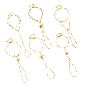Detailansicht verschiedener goldener Edelstahl-Handketten mit Stern- und Mondanhängern.