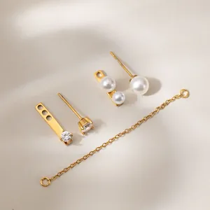 Gedetailleerd overzicht van 18k vergulde roestvrijstalen DIY oorbellen met zirkonia parels.