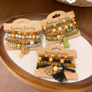 Detailansicht von 4-teiligen Boho-Armband-Sets mit Holzperlen und Baum-Anhängern