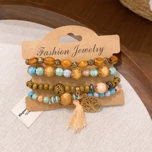 Detailansicht eines 4-teiligen Boho-Armband-Sets mit Holzperlen und Baum des Lebens