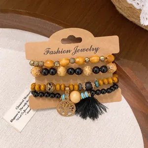 Detailansicht des 4-teiligen elastischen Armband-Sets im Boho-Stil mit Lebensbaum
