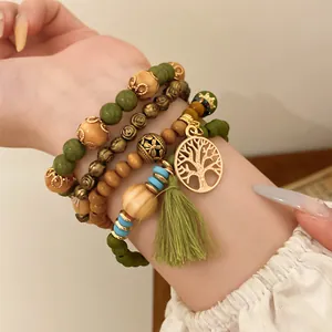 Detailansicht des böhmischen Retro-Perlenarmband-Sets mit Baum-Anhänger und Quaste