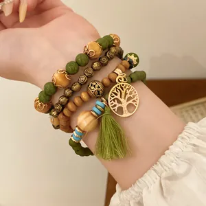 Boho-Armband-Set 4-teilig mit grünen Holzperlen und Lebensbaum-Anhänger im Detail