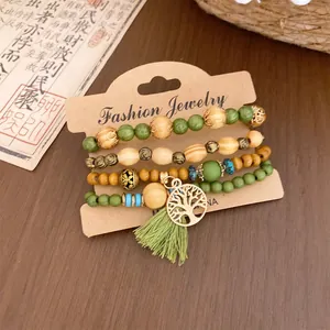 Detailansicht eines böhmischen Holzperlen-Armbandsets mit Baum-Anhänger und Quaste