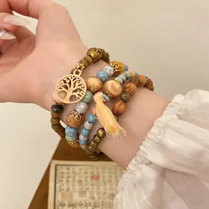 Detailansicht des böhmischen Armbandsets mit Holzperlen und Baum des Lebens Anhänger.