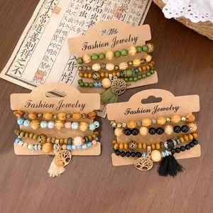 Set aus böhmischen Holzperlen-Armbändern mit Lebensbaum-Anhängern in Retro-Farben.
