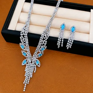Collana e Orecchini con Nappa in Zirconia Placcati Oro 14K Collezione di Gioielli in Rame di Lusso con Pendente per Donna