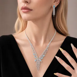 Elegante set di gioielli con collana e orecchini a nappa in zirconi placcati oro 14 carati