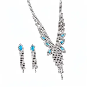 Set di collana e orecchini con nappe in zircone placcato oro 14k e accenti blu.