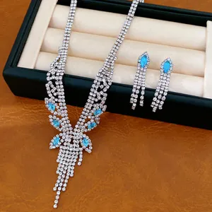 Détails d'une parure collier et boucles d'oreilles en zircon avec pierres marquises bleues