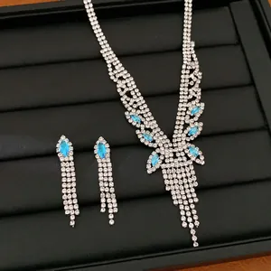 Vue détaillée du collier à pampilles en argent et des boucles d'oreilles avec zircons bleu ciel