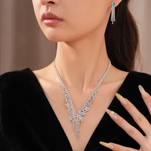 Détail exquis d'un ensemble collier et boucles d'oreilles en zircon plaqué or 14 carats