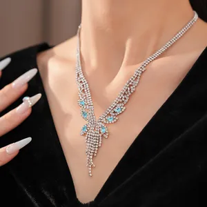 Détail macro d'un élégant collier à pampilles en zircon avec des pierres bleu clair