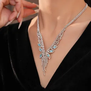 Exquis collier à pampilles en zircon plaqué 14 carats avec détails de pierres bleues.