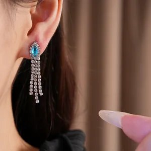 Gros plan d'une élégante boucle d'oreille en zircon sur un mannequin asiatique