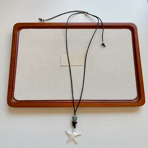 Elegante collana lunga con ciondolo a stella marina e cordino nero regolabile per donna