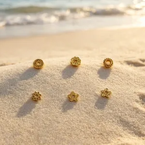 Vue détaillée de divers intercalaires de perles florales dorés 18K pour bijoux DIY
