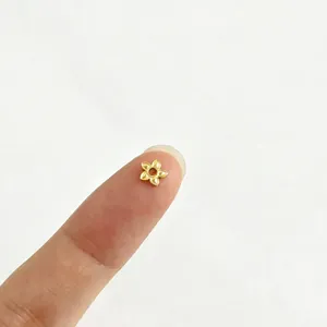 Gros plan d'une petite calotte de perle fleur plaquée or 18 carats