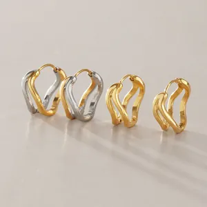 Vue détaillée des boucles d'oreilles ondulées à double couche en acier doré et argenté