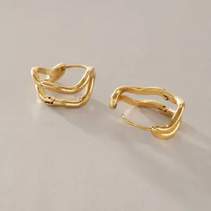 Détail des boucles d'oreilles à double vague évidée en acier inoxydable doré