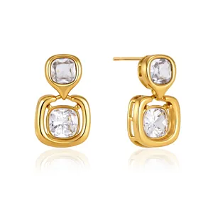 Elegante goldene Edelstahlohrringe mit funkelnden quadratischen Zirkonia-Anhängern