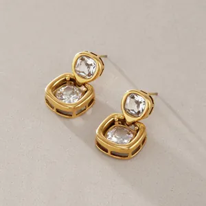 Detailansicht goldener Edelstahlohrstecker mit quadratischen Zirkonia-Anhängern.