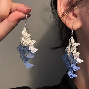 Elegante blauwe gradiënt vlinder oorbellen met gedetailleerd gaasontwerp