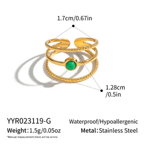 Dettaglio di un anello retrò in acciaio inossidabile placcato oro 18K con pietra verde