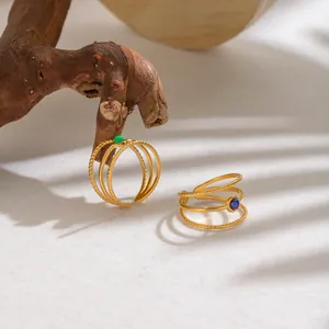 Dettaglio di anelli vintage in acciaio inossidabile placcato oro 18K con pietre naturali