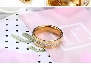 Detailaufnahme eines eleganten Gold-Titanstahlrings mit funkelndem Kristalleinsatz