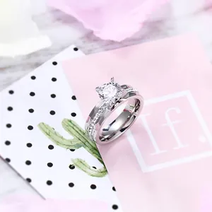 Detailansicht eines funkelnden Titanstahlrings mit großem Mitteldiamanten und Pavé-Steinen.