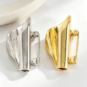 Dettaglio di spille creative per bouquet in argento e oro con spilla