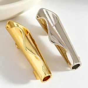 Dettaglio ravvicinato delle basi per spilla a forma di calla in oro e argento, design elegante