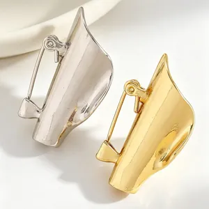 Dettaglio macro di spillette creative a forma di imbuto per bouquet in oro e argento